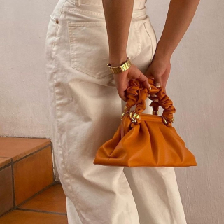 🍊

ilustračná fotografia

#orangebag#bagorange#handbags #handbag #gold #orangeaesthetic #orangeinspo #shoulderbag